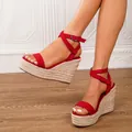 Elegantes sandalias de cuña rojas con correa al tobillo y plataforma de esparto tejida - 34 / Rojo
