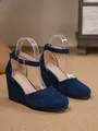 Elegante marineblaue Wildleder-Keilsandaletten mit verstellbarem Knöchelriemen und Schnalle - Dunkelblau