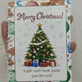 Detailansicht eines Weihnachts-Geschenkkartenbuchs mit festlichem Baumdesign - Grüner Weihnachtsbaum