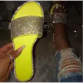 Neongele platte slippers met sprankelende strasstenen voor die zomerse ontspanning. - 35 / Geel
