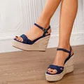 Elegante dunkelblaue Wildleder-Keilsandaletten mit geflochtenem Plateau und Riemchen - Marineblau