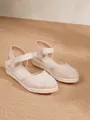Primer plano de sandalias de cuña en gamuza rosa con suela de plataforma de yute trenzado - Albaricoque