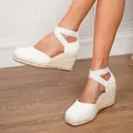 Elegantes sandalias de esparto blancas con cuña, tiras elásticas y suela trenzada - 34 / Blanco