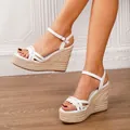 Elegante weiße Plateau-Espadrille-Sandaletten mit geflochtenen Riemen und Knöchelschnalle - Weiß