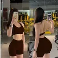 Set fitness due pezzi marrone scuro con reggiseno sportivo halter e pantaloncini a vita alta - colore castagna
