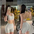 Completo sportivo due pezzi di qualità con reggiseno allacciato al collo e pantaloncini. - Avorio