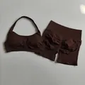 Completo sportivo marrone a due pezzi con reggiseno a lupetto e shorts vita alta push-up. - Caffè
