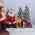 Statuina di Babbo Natale artigianale in resina con renna e addobbi per l'albero di Natale - Babbo Natale che tiene una renna (RRW106-J) / Rosso bianco