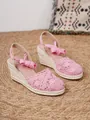 Detalle de encaje de ganchillo rosa en sandalias de cuña de alpargata para verano - 34 / Rosa