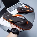 Moderne rutschfeste Herren-Strand-Flip-Flops in Schwarz und Orange für den Sommer - 38 / Braun Orange