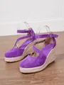 Gros plan de sandales compensées en daim violet avec plateforme en corde et boucle - Violet