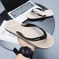 Leichte beige Herren Flip-Flops mit schwarzen Riemen und rutschfester Sohle - 38 / Beige-Schwarz
