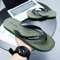 Infradito da spiaggia antiscivolo da uomo in verde con cinturini neri e logo stile - 38 / Verde Scuro