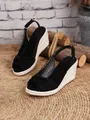 Detalle de las elegantes sandalias de cuña negras con suela rústica de yute trenzado - 34 / Negro