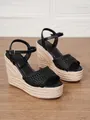 Detalle de sandalias de cuña con plataforma negra y textura de paja trenzada - 34 / Negro