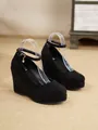 Detalle de sandalias de cuña en ante negro con tiras al tobillo y hebillas doradas - 34 / Negro