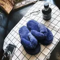 Gemütliche Plüsch-Faux-Pelz-Zehentrenner-Hausschuhe in Tiefblau im Lifestyle-Indoor-Ambiente - Dunkelblau