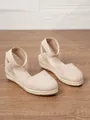 Vista lateral de sandalias de cuña esparteñas beige para mujer con suela de paja - Albaricoque