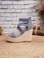 Sandales compensées bleues avec brides élastiques et plateforme en paille tressée - Bleu ciel