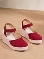 Primer plano de sandalias de cuña en gamuza granate con suela de yute trenzada - 34 / Rojo