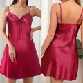 Nuisette sexy en satin rouge foncé avec nœud pour femmes vêtements de nuit élégants - S / Hauts / Bordeaux