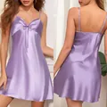 Robe nuisette élégante en satin violet avec fines bretelles et nœud décoratif - S / Hauts / Mauve Clair
