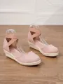 Primer plano de sandalias de cuña en ante rosa con ribete de cuerda de alpargata y correas - Rosa