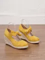 Elegantes zapatos de cuña para mujer en ante amarillo con un lazo decorativo - 34 / Amarillo