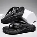 Bequeme schwarze Zehentrenner für Herren mit dicker Polstersohle für Strand und Sommer - 40 / Schwarz
