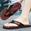 Herren Sommer Flip-Flops mit rot-schwarzem geometrischem Muster und rutschfester Sohle - 40 / Modisch / Braun