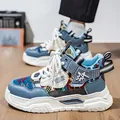 Sneakers alte blu di tendenza per uomo con suole platform spesse e motivi geometrici - 39 / Celeste