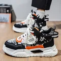 Sneaker chunky alte alla moda da uomo con accenti arancioni e motivi grafici creativi - 39 / Nero
