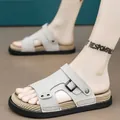 Sandali casual da uomo grigi con fibbia regolabile e suola a trama intrecciata - 40 / Colore sabbia