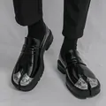 Mocasines Tabi de charol negro con diseño de punta dividida y patrones plateados elegantes - 38 / Negro