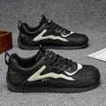 Sneakers da uomo in mesh traspirante nero con eleganti dettagli a onda e suola morbida. - 39 / Nero