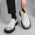 Mocasines Tabi blancos para hombre con detalles plateados y suelas negras gruesas - 38 / Blanco