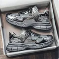 Sneaker da uomo chunky argento e nero in una scatola da scarpe con dettagli metallici - Grigio / 39