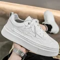 Weißer Plateau-Sneaker für Herren mit Mesh-Textur und einer robusten Antirutschsohle. - 40 / Weiß (Mode-Stil)