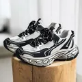 Eleganti sneakers chunky dad nere e bianche con suole spesse e inserti in mesh da uomo - 39 / Beige Nero