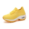 Vue de profil de baskets à plateforme en maille jaune vif pour femmes avec coussin - 35 / Jaune