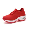 Vue latérale de baskets chaussettes rouges pour femmes avec semelles à coussin d'air - 35 / Rouge