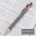 Premium Morandi grauer Aluminium-Kugelschreiber mit roségoldenen Metallelementen - 0,7 mm Kugelspitze / Morandi Grau