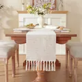 Chemin de table élégant blanc crème noué à la main avec touches roses et pompons - Noué à la main / Rose