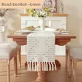 Chemin de table style américain crème avec des accents verts noués main et pompons - 33*45cm Bordé / Noué à la main / Vert