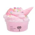 Gros plan sur un slime glacé rose duveteux avec des vermicelles colorés et petits jouets - 60ml / Rose