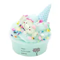 Vue détaillée du slime duveteux parfumé avec des paillettes colorées et un charme de bonbon - 60ml / Bleu