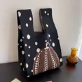 Handgefertigte Strick-Tasche mit Kürbismuster und Punkten für elegante Geschenke - Kürbis Tasche - Schwarz