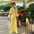 Ensemble d'été jaune deux pièces avec haut à nouer col V et une jupe midi élégante - S / Haut Et Bas / Jaune