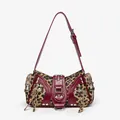 Vista detallada de un bolso de hombro estilo motero con estampado de leopardo y cuero rojo. - Estampado de leopardo