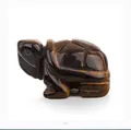 Handgeschnitzte Schildkrötenfigur aus natürlichem Tigerauge für die Heimdekoration - Tigerauge